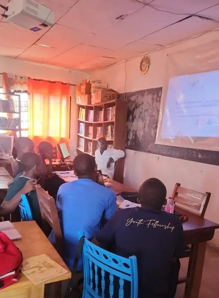 Séance de travail au Lycée de Makepe, à Douala : des élèves attablés suivent au vidéoprojecteur l'exposé de leur encadrant.